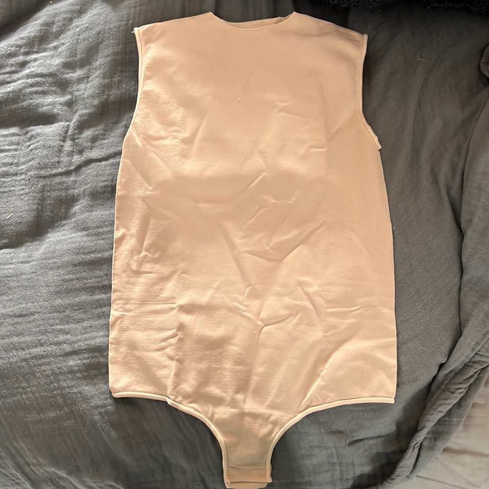 SKIMS still in box, never been worn crew neck sleeveless bodysuit size xs/xxs